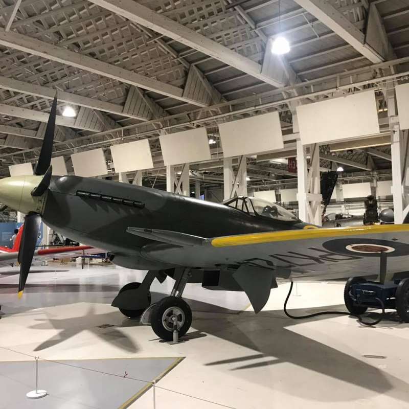 戰後曾駐紮於香港,隸屬於第80中隊的噴火F.24型戰鬥機,目前被陳展於英國皇家空軍博物館內。(作者提供) 戰後曾駐紮於香港,隸屬於第80中隊的噴火F.24型戰鬥機,目前被陳展於英國皇家空軍博物館內。(作者提供)