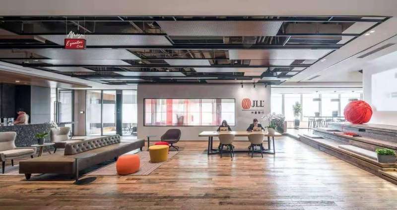 吳興達借鏡飯店接待櫃檯的設計思維,為仲量聯行(JLL)總部辦公室打造捨棄傳統的大廳入口,讓員工與訪客都有嶄新感受。(圖片來源:iDA優騰提供) 吳興達借鏡飯店接待櫃檯的設計思維,為仲量聯行(JLL)總部辦公室打造捨棄傳統的大廳入口,讓員工與訪客都有嶄新感受。(圖片來源:iDA優騰提供)