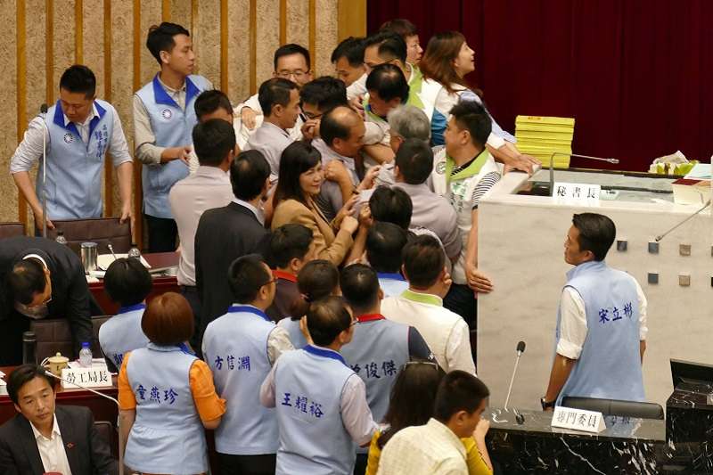 10月31日,高雄市議會為市長韓國瑜請假參選却要預算交付審查大打出手。(高雄市議會臉書) 10月31日,高雄市議會為市長韓國瑜請假參選却要預算交付審查大打出手。(高雄市議會臉書)