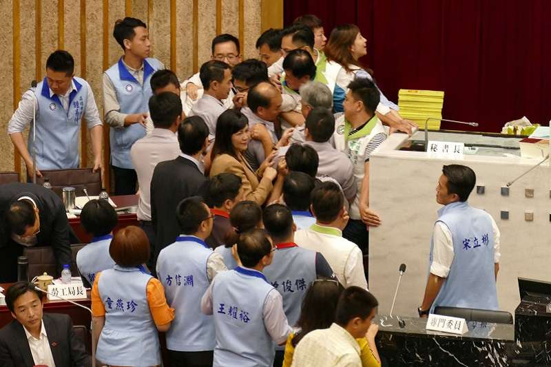 10月31日，高雄市議會為市長韓國瑜請假參選却要預算交付審查大打出手。（高雄市議會臉書）