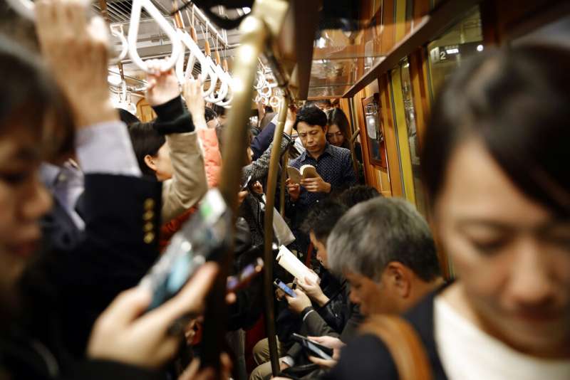 日本東京的電車一景。地鐵。通勤族。（美聯社）