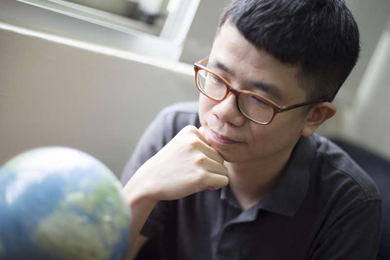 「有些人會說臺灣是鬼島,但臺灣不是沒有希望。」楊子霆靦腆地說。(圖/張語辰攝) 「有些人會說臺灣是鬼島,但臺灣不是沒有希望。」楊子霆靦腆地說。(圖/張語辰攝)