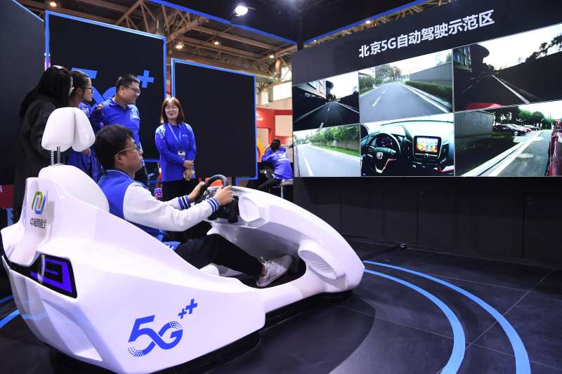 在2019世界智慧網聯汽車大會上,工作人員演示5G遠端駕駛。(新華社) 在2019世界智慧網聯汽車大會上,工作人員演示5G遠端駕駛。(新華社)