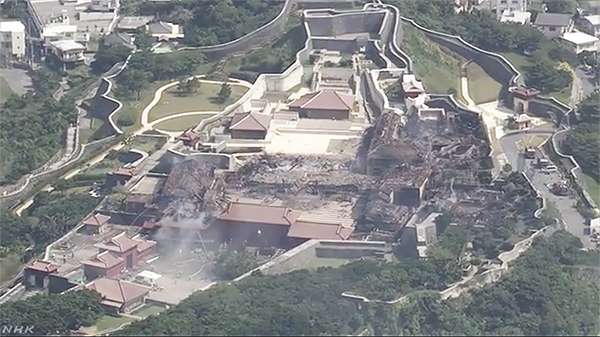 首里城災後的空照圖,正殿由於是全木造建築,因此完全燒毀,左右兩側的北殿、南殿、書院等建築也全部燒毀(照片擷取自NHK空拍畫面,作者提供)圖/想想論壇 首里城災後的空照圖,正殿由於是全木造建築,因此完全燒毀,左右兩側的北殿、南殿、書院等建築也全部燒毀(照片擷取自NHK空拍畫面,作者提供)圖/想想論壇