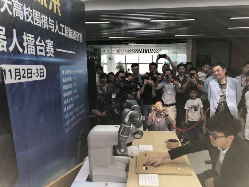 大陸棋王柯潔首次以清華學生身份亮相並挑戰機器人。(圖/楊經緯攝) 大陸棋王柯潔首次以清華學生身份亮相並挑戰機器人。(圖/楊經緯攝)
