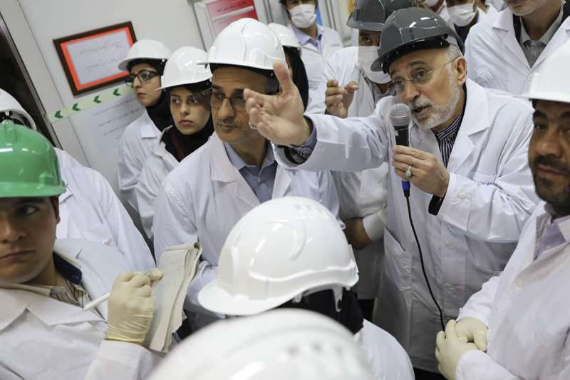 伊朗原子能組織(AEO)首長沙列西(Ali Akbar Salehi)宣布啟用30台新型離心機,增加濃縮鈾產能,再次背離限核協議。(AP) 伊朗原子能組織(AEO)首長沙列西(Ali Akbar Salehi)宣布啟用30台新型離心機,增加濃縮鈾產能,再次背離限核協議。(AP)
