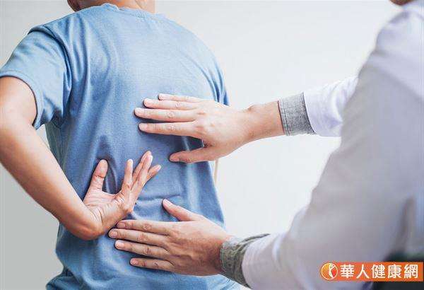 頭部外傷或撞傷留下的瘀滯,沿著上焦的膀胱經往下堵滯到中焦「膏肓穴」的共振。(圖/華人健康網) 頭部外傷或撞傷留下的瘀滯,沿著上焦的膀胱經往下堵滯到中焦「膏肓穴」的共振。(圖/華人健康網)