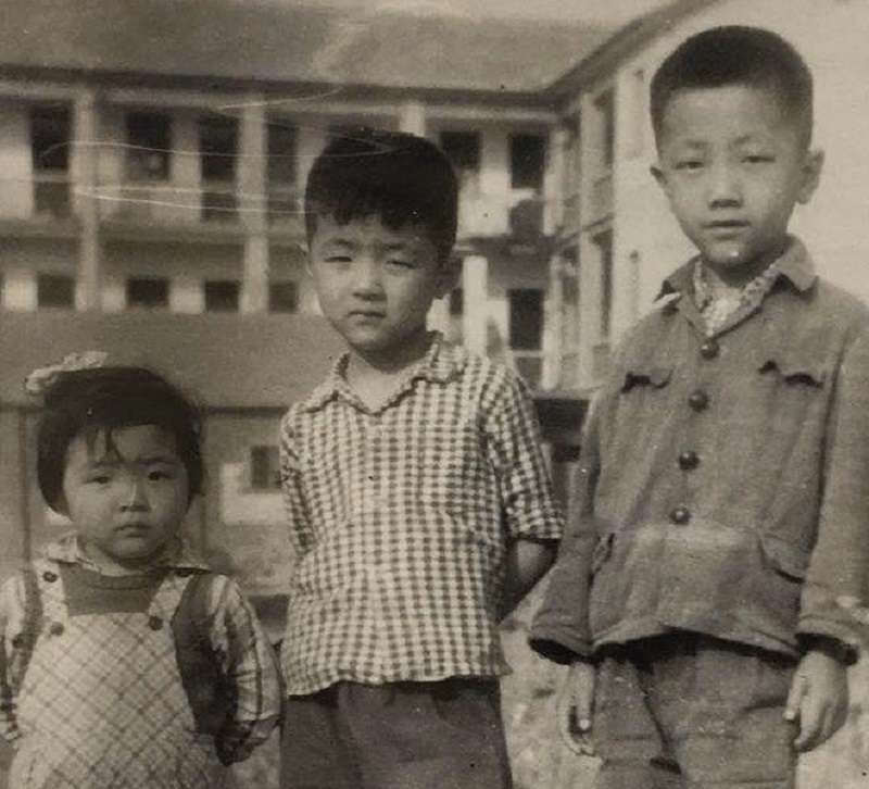 右起:鄔玉田與尹儒的外孫馮斌、孫子鄔翔、孫女鄔冰心。(作者提供) 右起:鄔玉田與尹儒的外孫馮斌、孫子鄔翔、孫女鄔冰心。(作者提供)