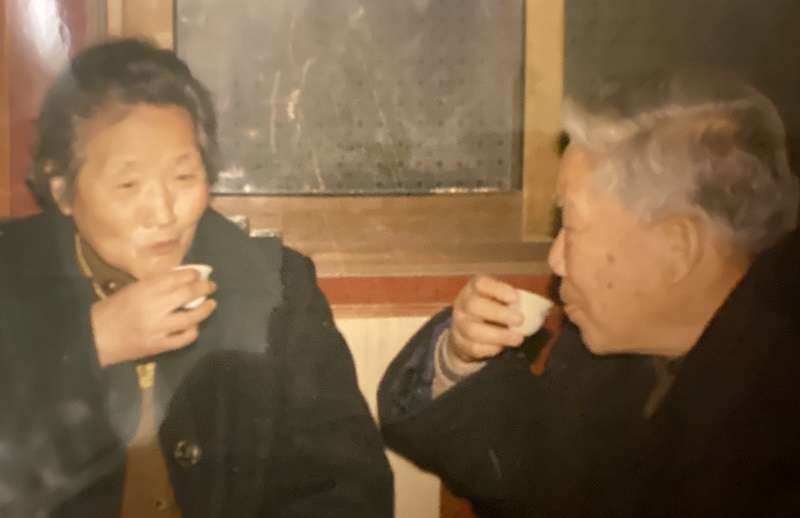 尹儒與尹元甲「姐弟對飲」。(作者提供) 尹儒與尹元甲「姐弟對飲」。(作者提供)