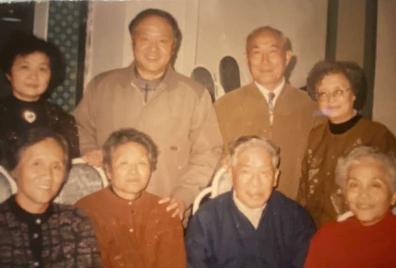 後排左一:鄔玉田媳婦蔡菊英;左二:鄔玉之子鄔小秦。(作者提供) 後排左一:鄔玉田媳婦蔡菊英;左二:鄔玉之子鄔小秦。(作者提供)