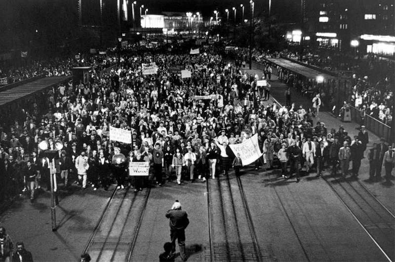 1989年10月9日，遊行民眾經過人見人怕的秘密警察總部，成為他們追求民主、自由運動的轉折點。(圖/德國之聲)