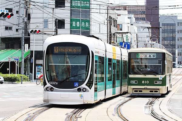 現存最大規模路面電車系統的廣島電鐵,目前也朝向輕軌系統發展。(攝影:陳威臣)圖/想想論壇 現存最大規模路面電車系統的廣島電鐵,目前也朝向輕軌系統發展。(攝影:陳威臣)圖/想想論壇