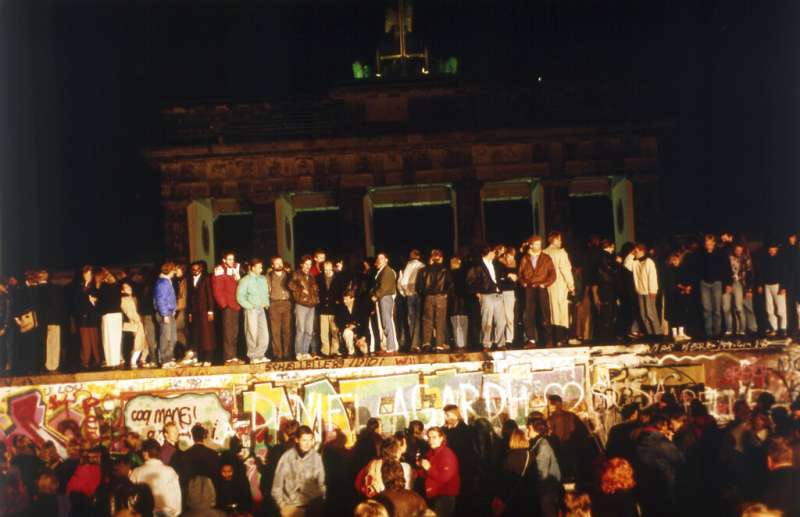 1989年11月10日凌晨,柏林人站在柏林圍牆上慶祝自由。(AP) 1989年11月10日凌晨,柏林人站在柏林圍牆上慶祝自由。(AP)