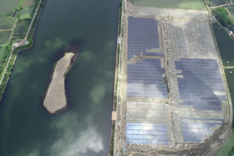 20191110-嘉義鹽灘地綠電開發廠商之一天泰能源,在保育團體質疑「候鳥不見了」的擔憂之下,相關單位最後仍決定以限縮濕地範圍方式,讓衝擊面降到最低。(取自天泰能源官方臉書) 20191110-嘉義鹽灘地綠電開發廠商之一天泰能源,在保育團體質疑「候鳥不見了」的擔憂之下,相關單位最後仍決定以限縮濕地範圍方式,讓衝擊面降到最低。(取自天泰能源官方臉書)