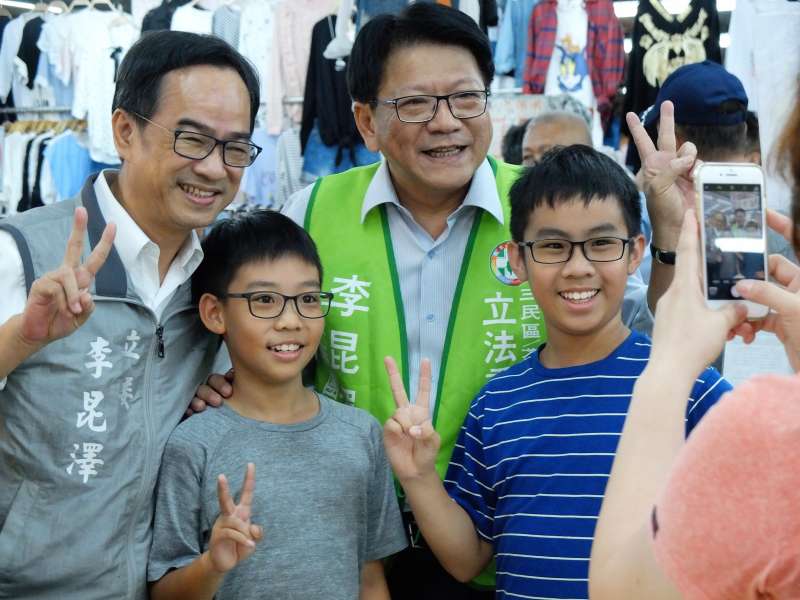 縣長潘孟安立委與李昆澤連袂到黃昏市場拜票,市民紛紛搶跟他們合照。(圖/徐炳文攝) 縣長潘孟安立委與李昆澤連袂到黃昏市場拜票,市民紛紛搶跟他們合照。(圖/徐炳文攝)