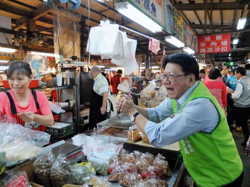 第一名縣長潘孟安走入傳統市場,邁力幫李昆澤委員拜票,尋求支持。(圖/徐炳文攝) 第一名縣長潘孟安走入傳統市場,邁力幫李昆澤委員拜票,尋求支持。(圖/徐炳文攝)