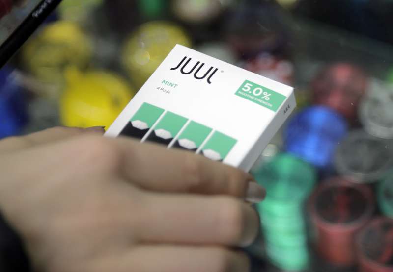 美國電子菸大廠Juul最暢銷的薄荷口味電子菸,因造成青少年上癮而下架。(AP) 美國電子菸大廠Juul最暢銷的薄荷口味電子菸,因造成青少年上癮而下架。(AP)