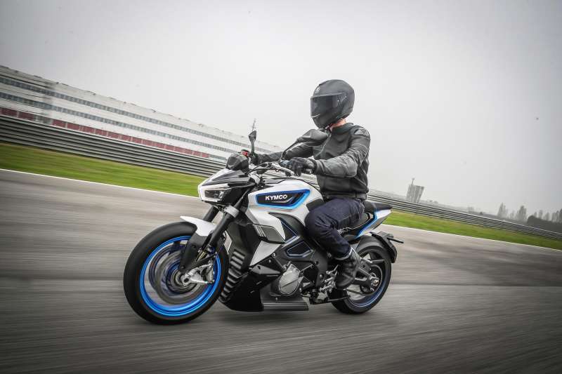 KYMCO AAM提供獨特的迷人重機聲浪,忠實傳達機械運行的脈搏聲與動力馬達的運轉動態,扮演人車互動中最重要的感官連結。(圖/光陽機車) KYMCO AAM提供獨特的迷人重機聲浪,忠實傳達機械運行的脈搏聲與動力馬達的運轉動態,扮演人車互動中最重要的感官連結。(圖/光陽機車)