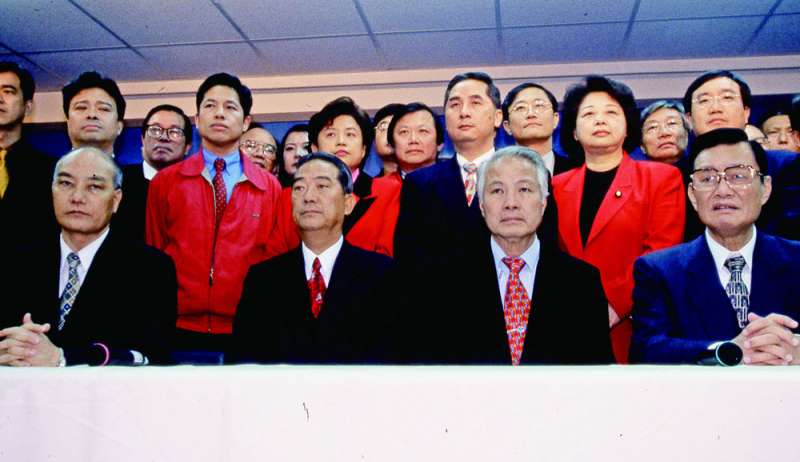 興票案爆發,打斷了2000年宋楚瑜(前排左二)的總統路。(新新聞資料照) 興票案爆發,打斷了2000年宋楚瑜(前排左二)的總統路。(新新聞資料照)