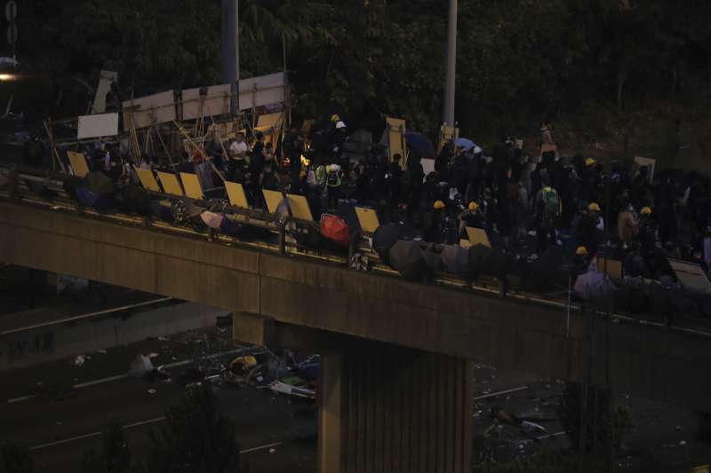 香港中文大學學生11月12日與警方爆發衝突，圖為「二號橋」衝突現場，學生設下重重路障阻礙警方前進。（AP）