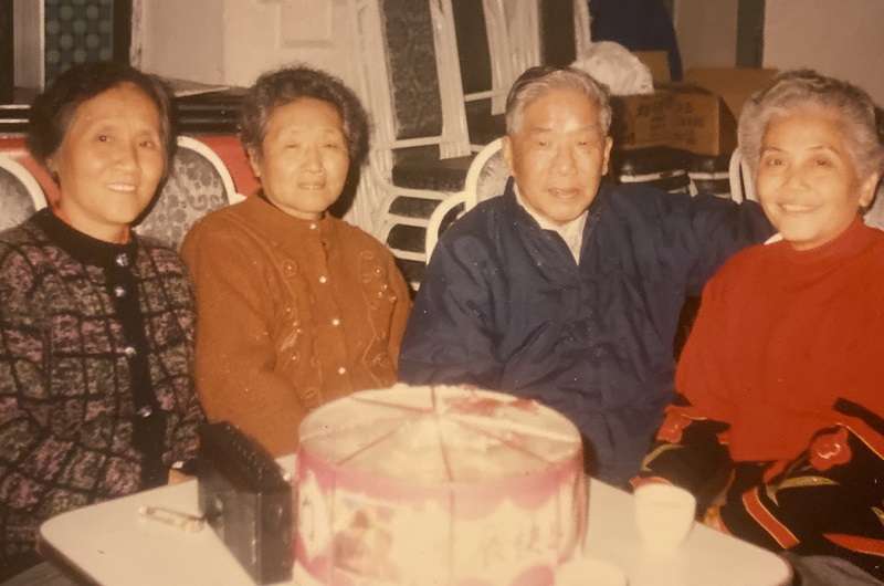 分別四十年後,尹家姐弟團聚,左起:尹英、尹儒、尹元甲和尹妻蔡樹梅。作者提供 分別四十年後,尹家姐弟團聚,左起:尹英、尹儒、尹元甲和尹妻蔡樹梅。作者提供