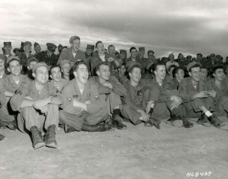 20191115-坐在前排的美軍看著勞軍團的表演開懷大笑。(圖/徐宗懋圖文館提供) 20191115-坐在前排的美軍看著勞軍團的表演開懷大笑。(圖/徐宗懋圖文館提供)