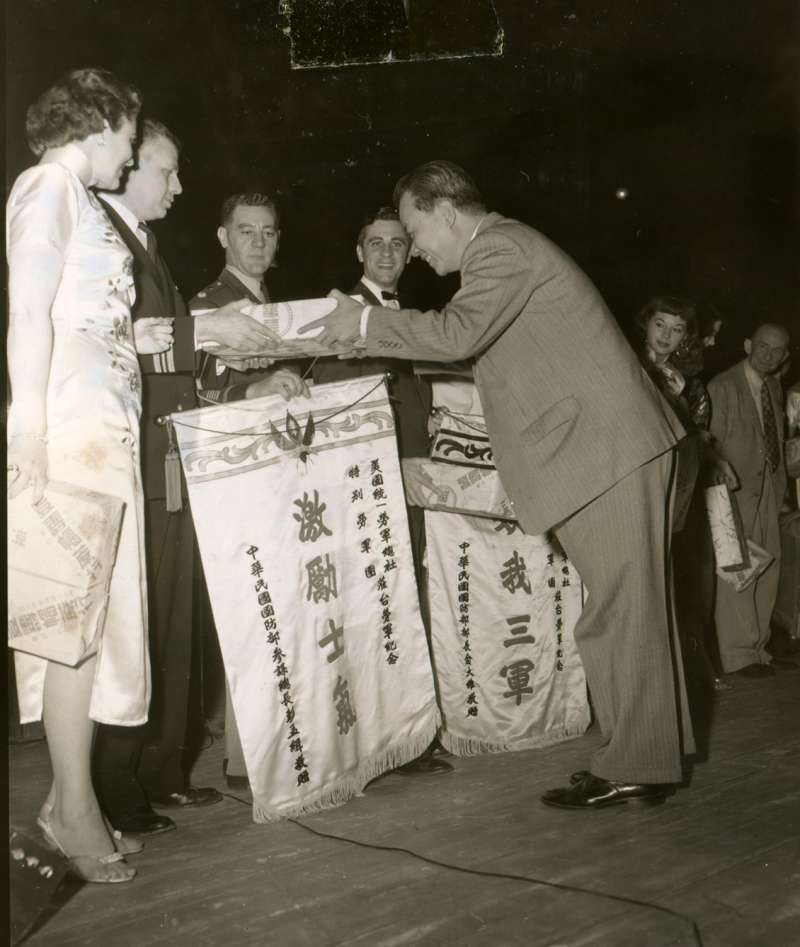 20191115-民國44年,美國勞軍團接受中華民國政府贈送旗幟,感謝他們對於提升官兵士氣所做的努力。(圖/徐宗懋圖文館提供) 20191115-民國44年,美國勞軍團接受中華民國政府贈送旗幟,感謝他們對於提升官兵士氣所做的努力。(圖/徐宗懋圖文館提供)