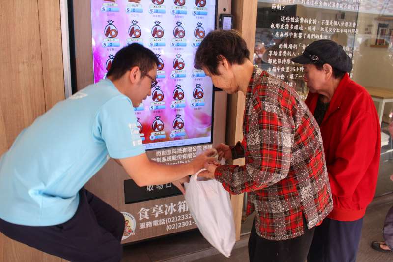 20191115-北市忠勤里里長方荷生將捐贈來的物資分發給需要的人。(蔡親傑攝) 20191115-北市忠勤里里長方荷生將捐贈來的物資分發給需要的人。(蔡親傑攝)