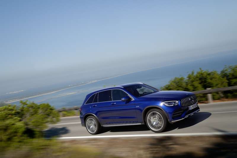 強悍的動力輸出搭配絕佳的懸吊設定,The new GLC家族之AMG車型皆標配AMG RIDE CONTROL+氣壓懸吊系統,可對應動力輸出模式調整以外,也可獨立調整出Comfort、Sport、Sport+三種懸吊風格。(圖/台灣賓士股份有限公司提供) 強悍的動力輸出搭配絕佳的懸吊設定,The new GLC家族之AMG車型皆標配AMG RIDE CONTROL+氣壓懸吊系統,可對應動力輸出模式調整以外,也可獨立調整出Comfort、Sport、Sport+三種懸吊風格。(圖/台灣賓士股份有限公司提供)