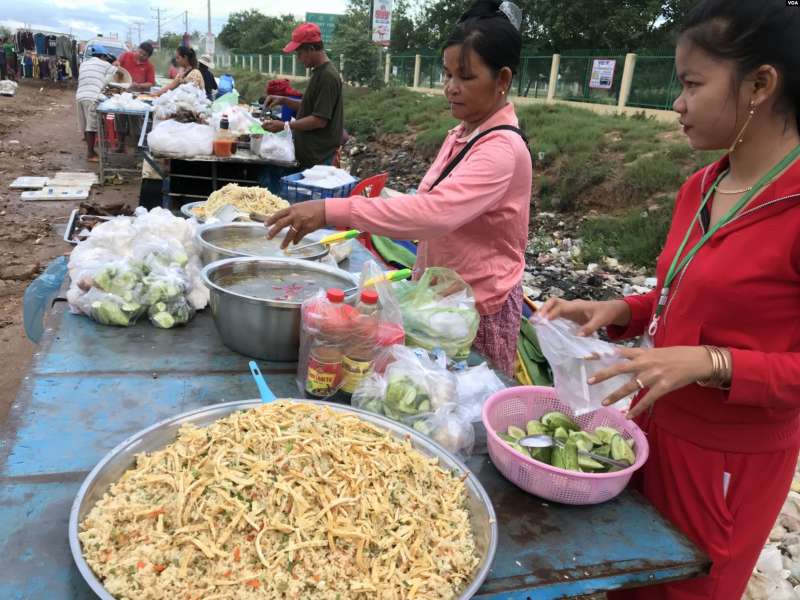 在工廠前面賣食品的柬埔寨攤販（美國之音莉雅拍攝）.jpg