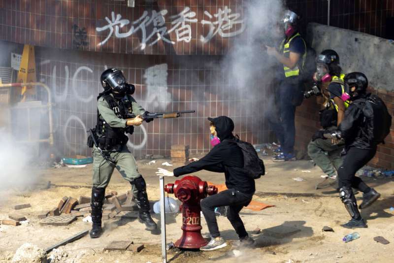 「反送中」勇武派與香港警察在理工大學發生激烈衝突。(美聯社) 「反送中」勇武派與香港警察在理工大學發生激烈衝突。(美聯社)