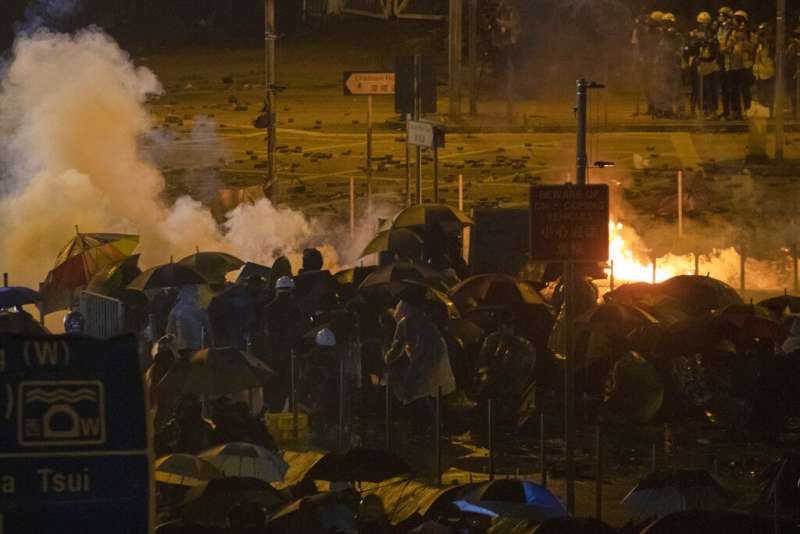 「反送中」抗爭者17日深夜在香港理工大學與警方發生激烈衝突。（美聯社）