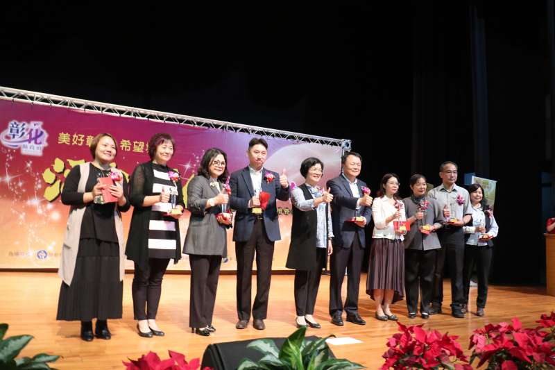 彰化縣長王惠美表揚9位在企業裡表現傑出的員工為幸福企業推手。(圖/王秀禾攝)