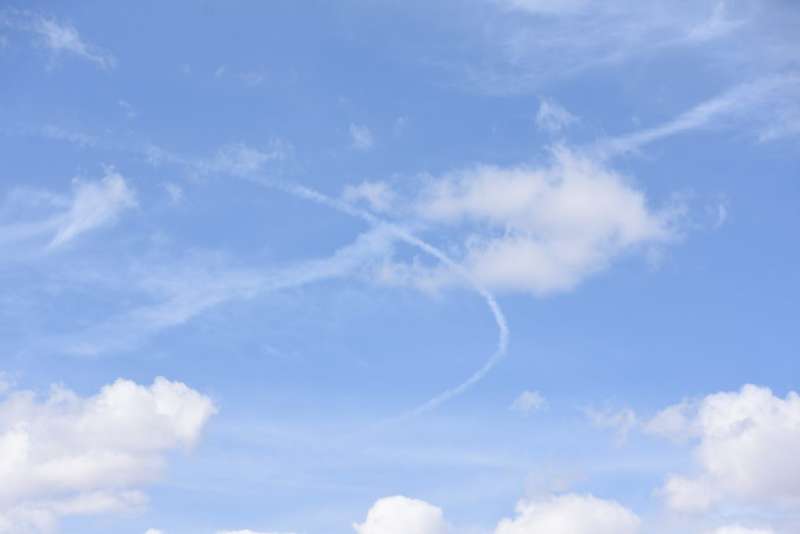 除低空穿越峽谷的戰鬥機外，在星戰峽谷上空也有一場激烈的空戰在發生者，可以看到許多凝結尾。（許劍虹提供）