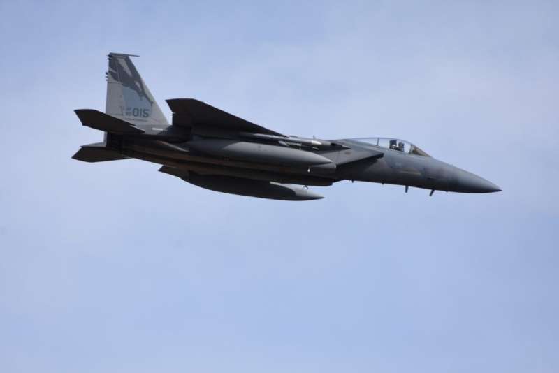 另外一架來自第144聯隊的F-15C戰鬥機,在當天與隊長機一起接受「絕地通道」的考驗。(許劍虹提供) 另外一架來自第144聯隊的F-15C戰鬥機,在當天與隊長機一起接受「絕地通道」的考驗。(許劍虹提供)