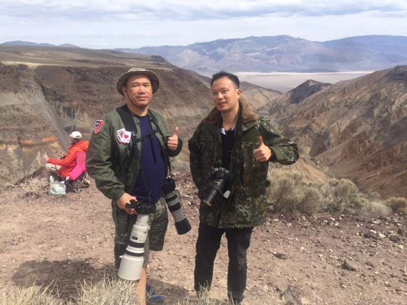 筆者與卓哲宏前輩合影於星戰峽谷。(許劍虹提供) 筆者與卓哲宏前輩合影於星戰峽谷。(許劍虹提供)