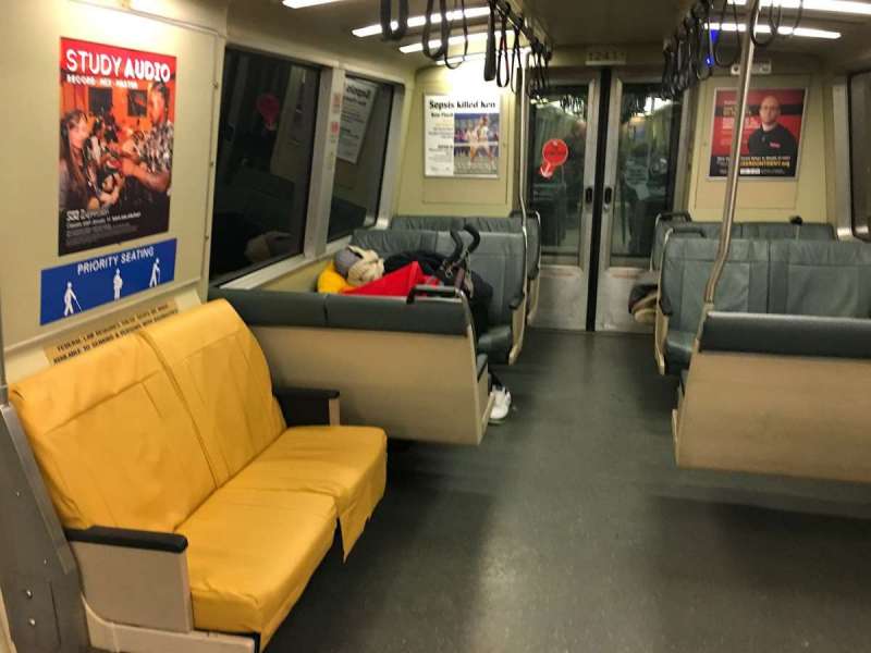 收班捷運的車廂角落,常常看到裹著毛毯過夜的遊民(圖/鱸魚) 收班捷運的車廂角落,常常看到裹著毛毯過夜的遊民(圖/鱸魚)