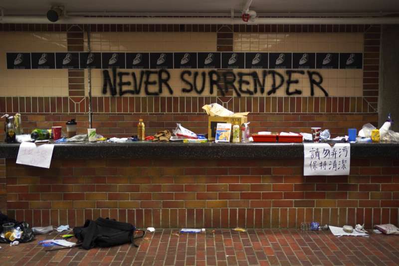 2019年11月20日在香港香港理工大學內看到的塗鴉與殘景。（AP）