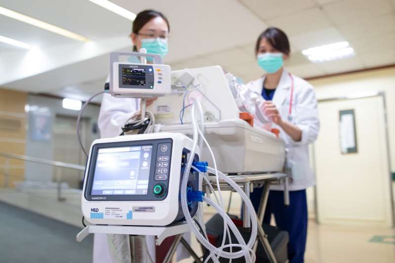 新生兒在轉送過程中最重要是必須備有「輸送型保溫箱」、「插管式、鼻管式呼吸器及氧氣」等急救配備。(圖/東元綜合醫院提供) 新生兒在轉送過程中最重要是必須備有「輸送型保溫箱」、「插管式、鼻管式呼吸器及氧氣」等急救配備。(圖/東元綜合醫院提供)