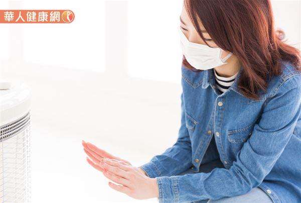 屬於腦中風、心肌梗塞高風險族群的病人要謹記,冬天外出時一定要採取洋蔥式穿搭,盡量穿得暖和一些且不要太早出門,並避免突然暴露在寒冷的空氣中,才能避免中風與心血管疾病的發生。(圖/華人健康網) 屬於腦中風、心肌梗塞高風險族群的病人要謹記,冬天外出時一定要採取洋蔥式穿搭,盡量穿得暖和一些且不要太早出門,並避免突然暴露在寒冷的空氣中,才能避免中風與心血管疾病的發生。(圖/華人健康網)