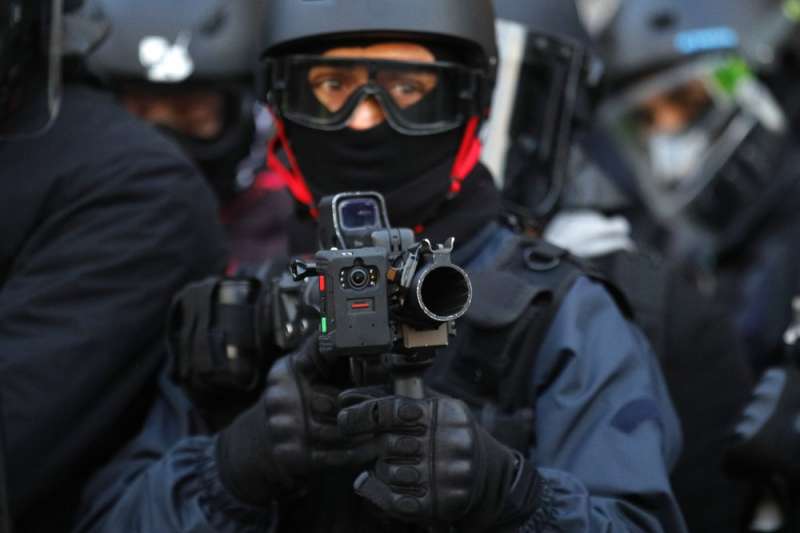 橡膠子彈近距離射擊、或射擊腰部以上位置時殺傷力強,已有報告稱不適用於控制人群。(AP) 橡膠子彈近距離射擊、或射擊腰部以上位置時殺傷力強,已有報告稱不適用於控制人群。(AP)