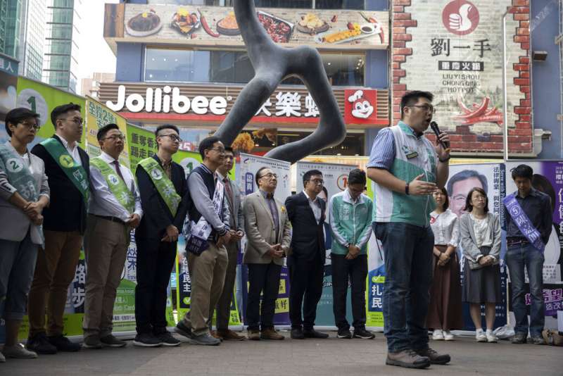 香港新一屆區議會選舉24日登場，這是「反送中」運動爆發後的首場主要選舉。香港民主派公民黨候選人拉票。（AP）