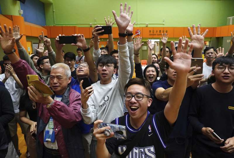 2019年11月24日，香港區議會選舉，親北京的建制派慘敗，支持香港民主運動的泛民派大獲全勝（AP）