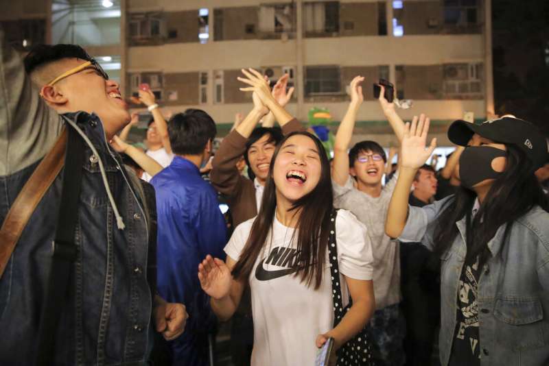 香港區議會開票泛民主派大勝,支持群眾歡欣鼓舞。(美聯社) 香港區議會開票泛民主派大勝,支持群眾歡欣鼓舞。(美聯社)