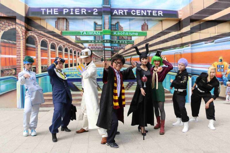 葉匡時（左四）化身為「哈利波特 」與他的魔法棒特地前往感受南台灣最強大的動漫旺盛生命力。（圖／徐炳文攝）