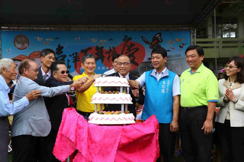 葉匡時（中）切下象徵桃李天下的蛋糕，並讚揚吉洋國小百年培育出許多傑出校友。（圖／徐炳文攝）