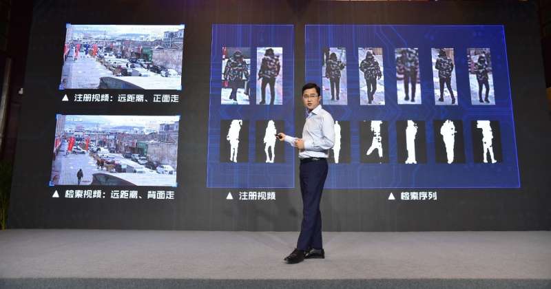 中國人工智慧研發企業「銀河水滴」(Watrix)執行長黃永禎介紹最新的「步態識別」系統。(取自銀河水滴官網) 中國人工智慧研發企業「銀河水滴」(Watrix)執行長黃永禎介紹最新的「步態識別」系統。(取自銀河水滴官網)