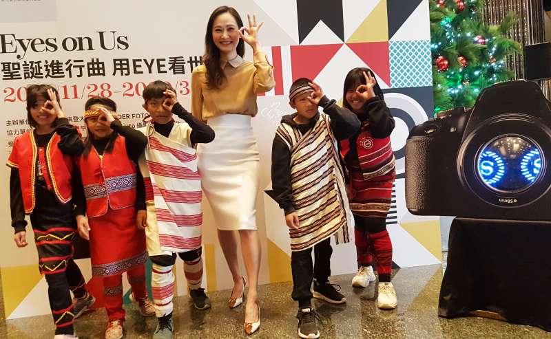 喜來登執行長劉純芳與秀巒學童比出用鏡頭看世界的手勢。（圖／方詠騰攝）