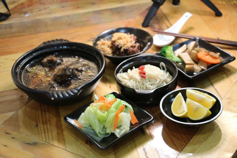 三才靈芝農場環境清幽,「靈芝養生餐」更是美味好吃。 (圖/李梅瑛攝) 三才靈芝農場環境清幽,「靈芝養生餐」更是美味好吃。 (圖/李梅瑛攝)