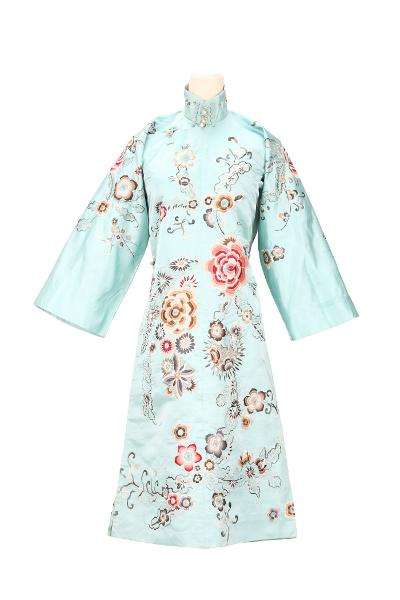 淺藍緞地刺繡花卉長袖裌祺袍。(圖/國家文化記憶庫) 淺藍緞地刺繡花卉長袖裌祺袍。(圖/國家文化記憶庫)